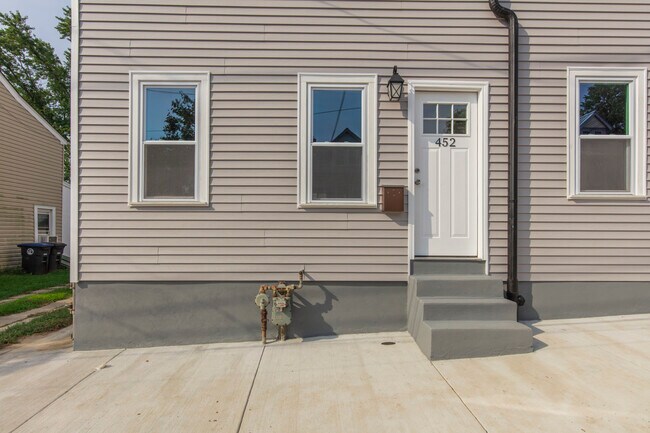 Building Photo - 452 Old Elm St