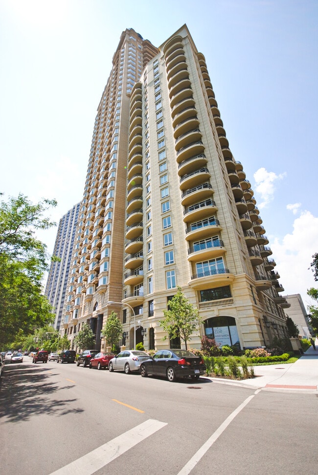 Building Photo - 2550 N Lakeview Ave