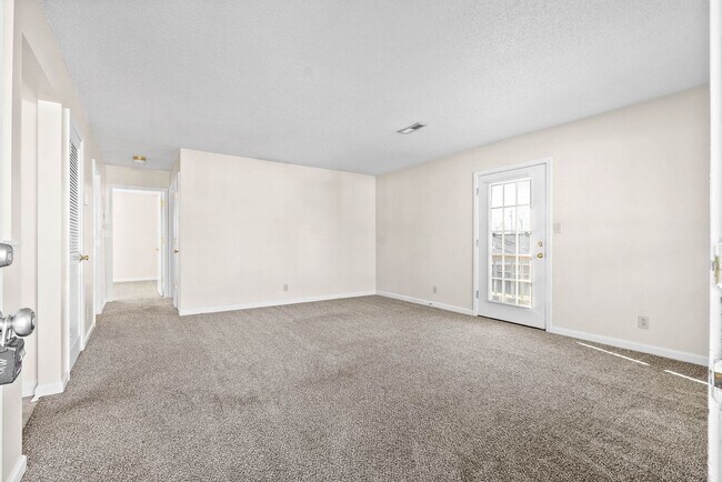 Foto del edificio - Waters Edge Drive -1860