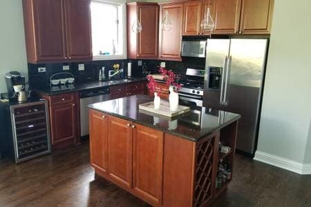 Fully-equipped kitchen - 1103 N WOOD ST
