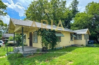 Building Photo - 221 Emelyn St