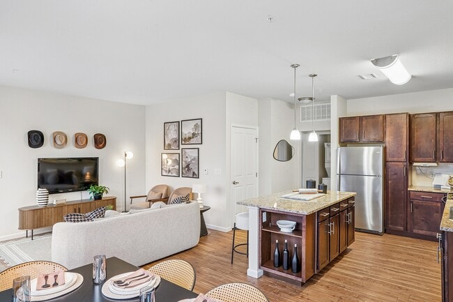 Building Photo - Lucent