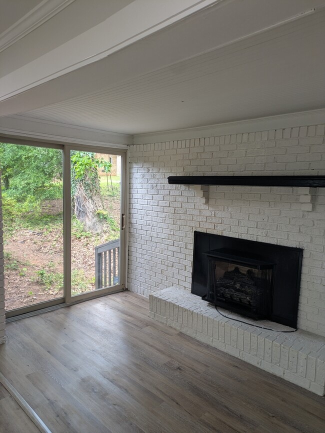 Building Photo - 1002 Hemlock Dr