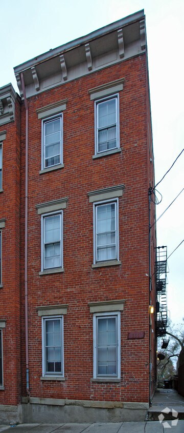 Building Photo - 555 Milton St