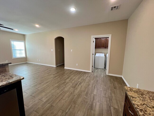 Foto del edificio - Beautiful 3 Bed/2 Bath Single Story Duplex...