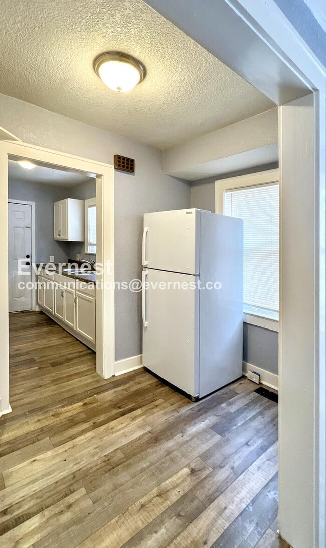 Foto del edificio - 2215 E Gregory Blvd