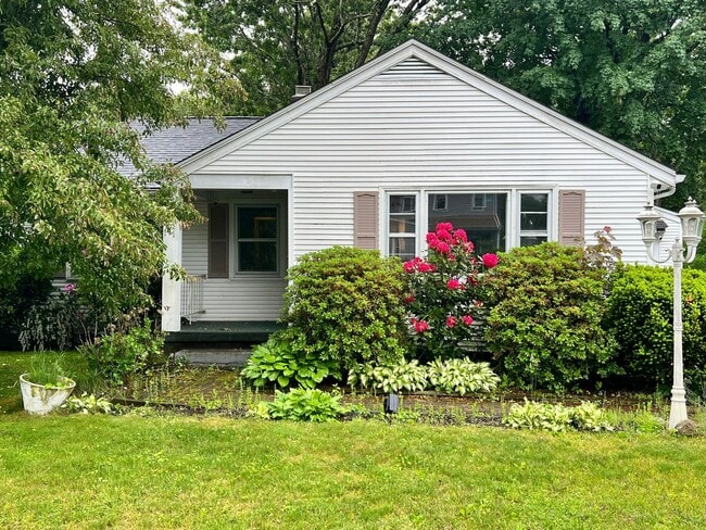 Building Photo - Single Family Home for Rent in Longmeadow!