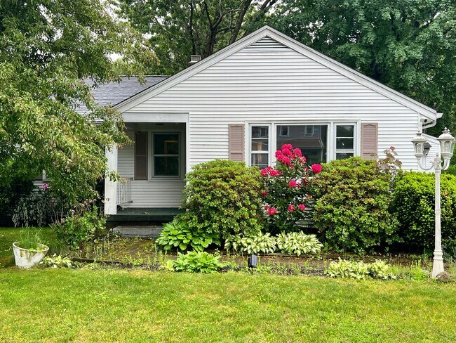 Foto del edificio - Single Family Home for Rent in Longmeadow....