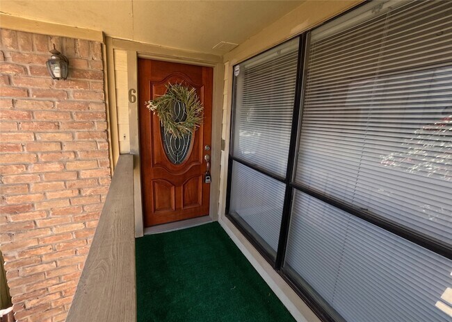 Foto del edificio - 1881 Bering Dr