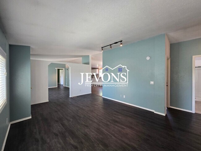 Foto del edificio - 4-bedroom single-family home with 1 fenced...