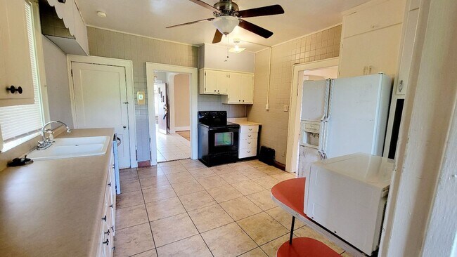 Building Photo - 305 Lyndhurst St