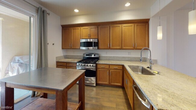 Building Photo - 944 Highland Terrace