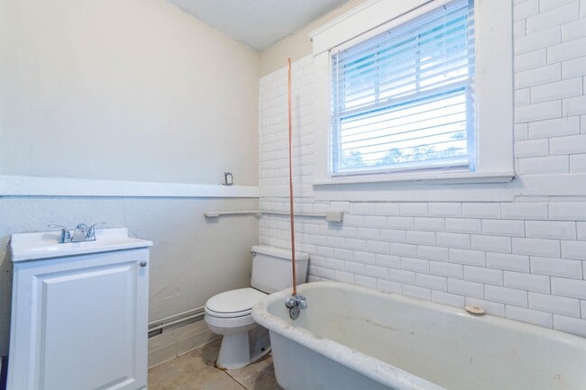 Building Photo - 2516 Kavanaugh Blvd