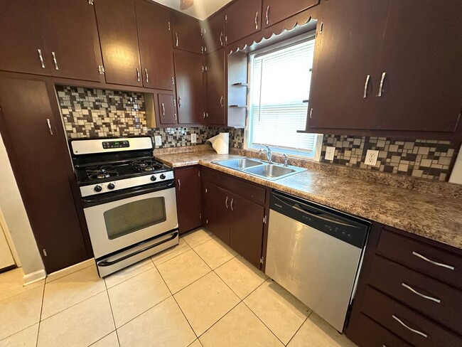 Building Photo - 1821 SW Moundview Dr