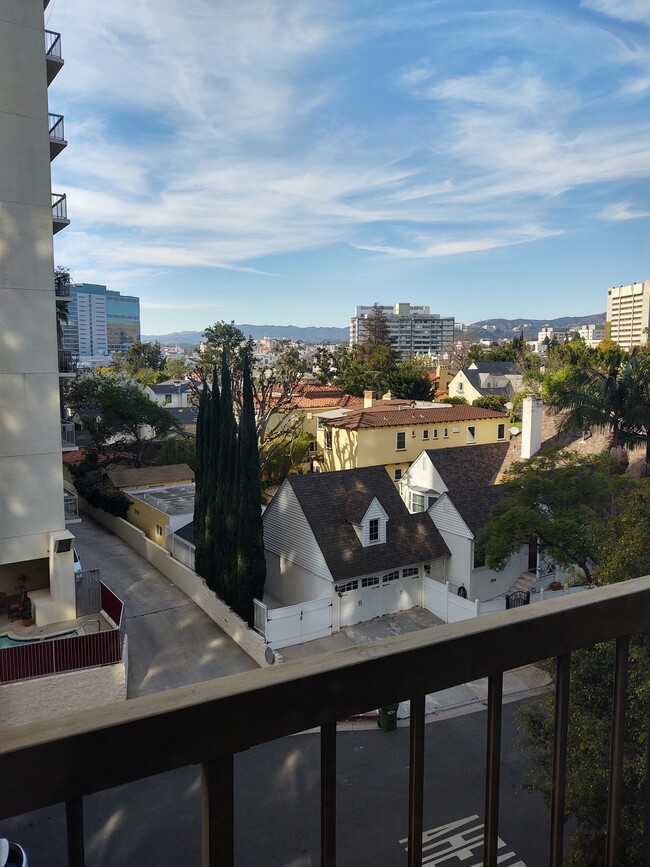 Building Photo - 10747 Wilshire Blvd