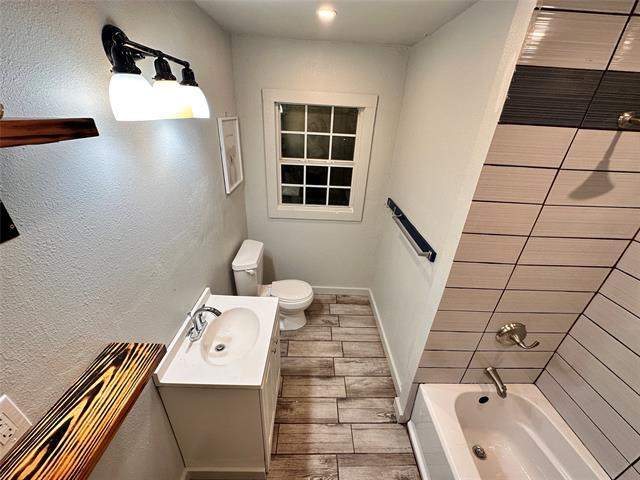 Building Photo - 833 Woodland Dr
