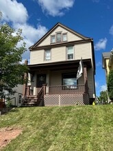 Building Photo - 713 E 7th St