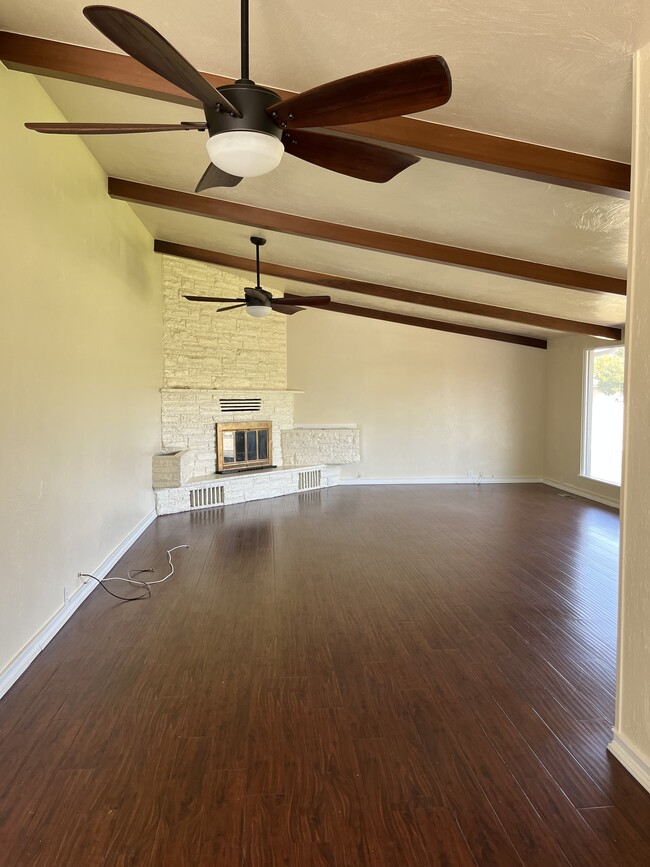 Large Living Room with cable/satellite hook-ups. - 1235 N Prospect St