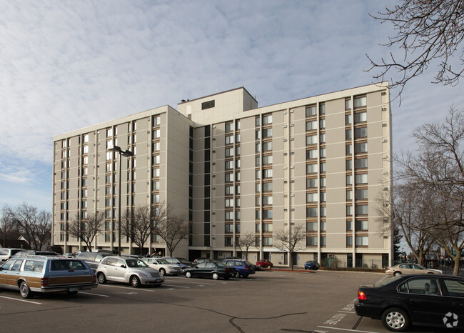 Foto del edificio - Hopkins Village Apartments