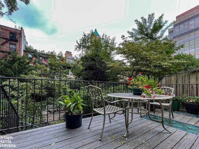 Building Photo - Parlor & Garden Duplex plus rec room!
