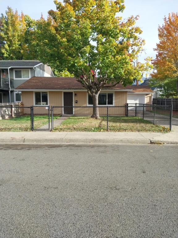 Foto principal - 444 NW D St