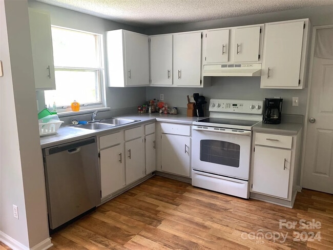 Foto del edificio - Room in House on Flint Glenn Ln