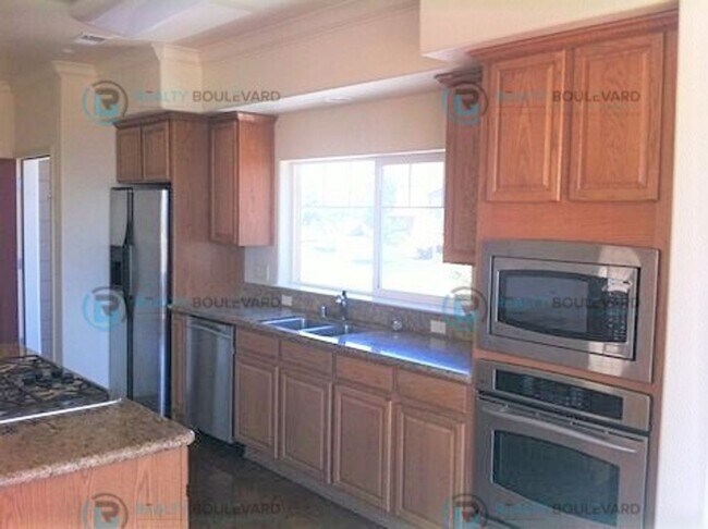 Foto del edificio - Stunning 3-Bedroom Townhome with Panoramic City Views, Upgraded Kitchen & Spacious Living in Nort...