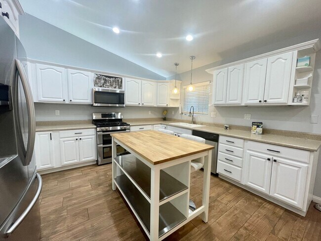 Foto del edificio - COMING SOON! ! Beautiful 3 Bed 2 Bath Corner Lot Cathedral City Home!