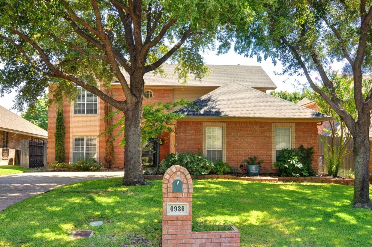 3 Bedroom Home - Ridglea Country Club Estates - 3 Bedroom Home - Ridglea Country Club Estates