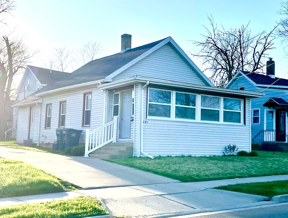 Primary Photo - 751 Creve Coeur St