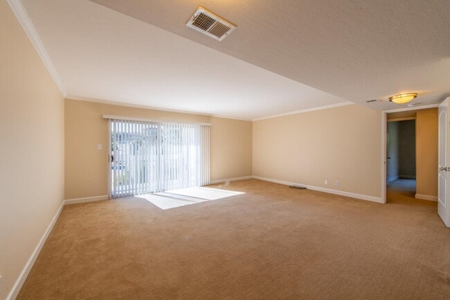 Building Photo - 675 Sharon Park Dr