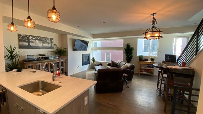 Foto del edificio - Charming 2BR Townhome in Denver