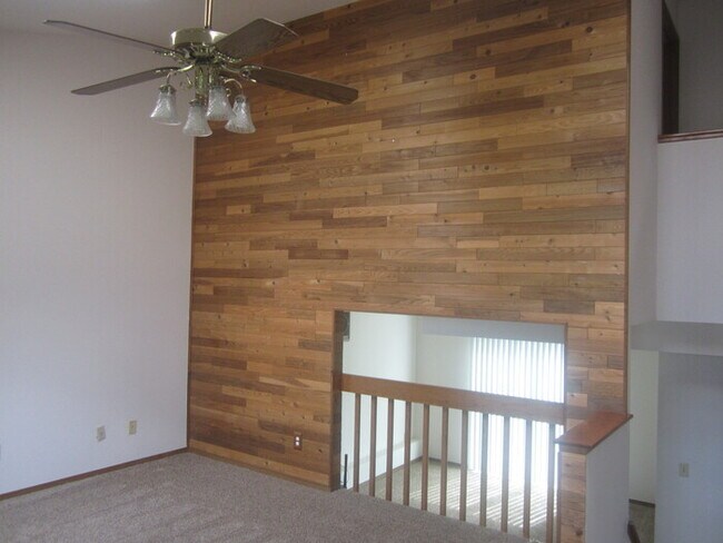 Foto del edificio - 3 Bedroom 2 Bath Tri Level Home with 2 Car...