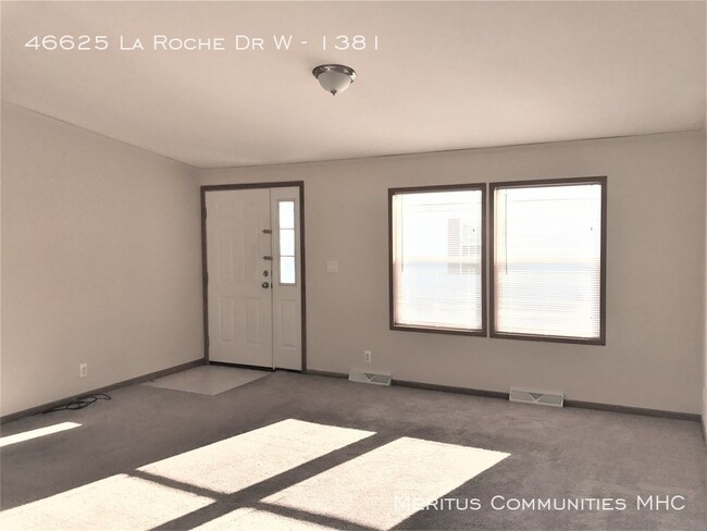 Foto del edificio - 46625 La Roche Dr W