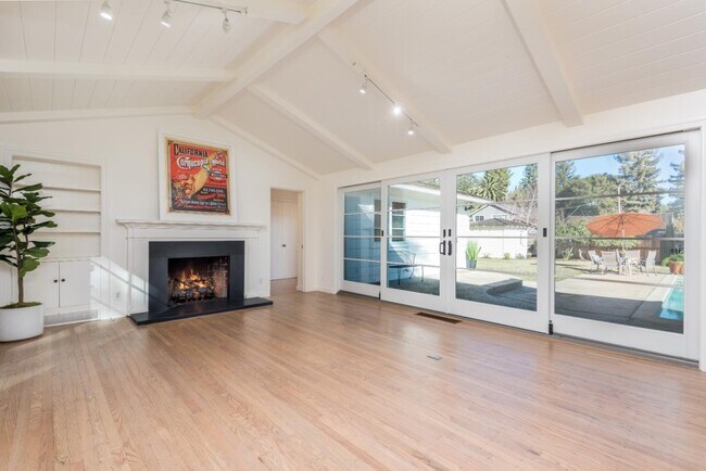 Building Photo - 820 Olive St