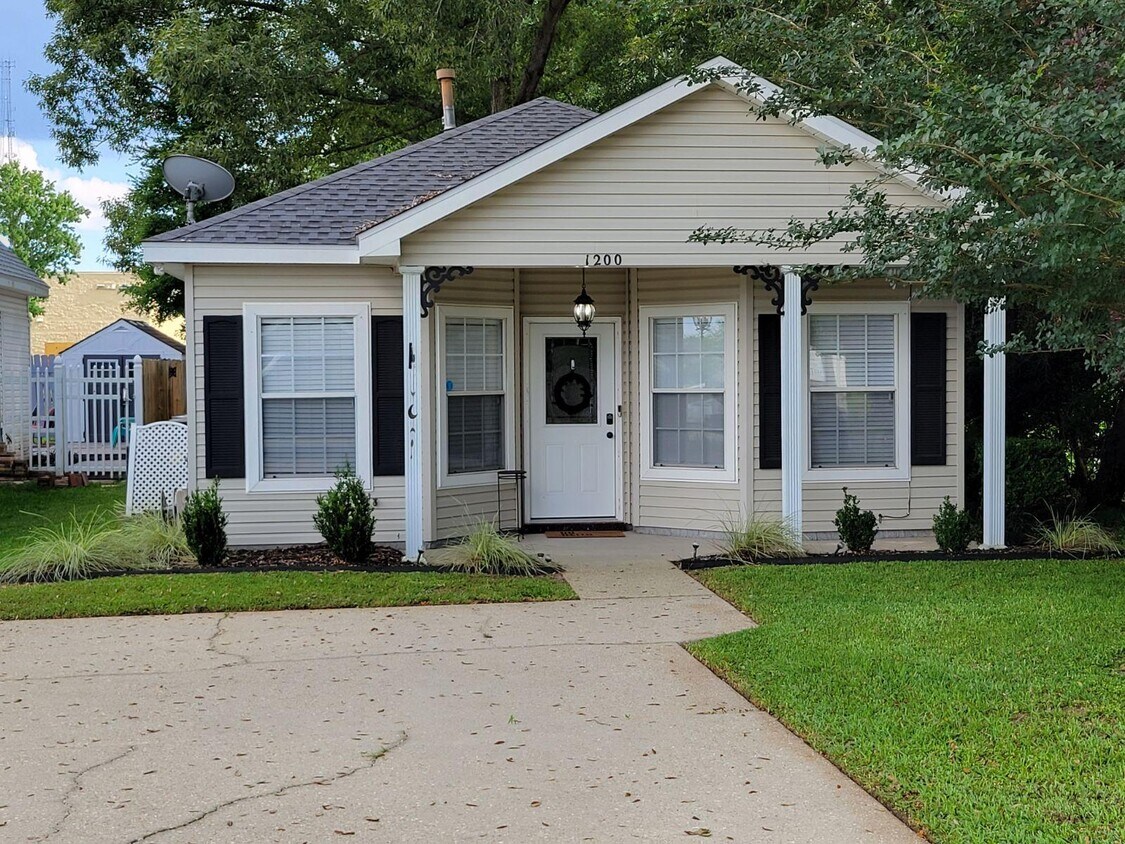 Primary Photo - 1200 Jasper St