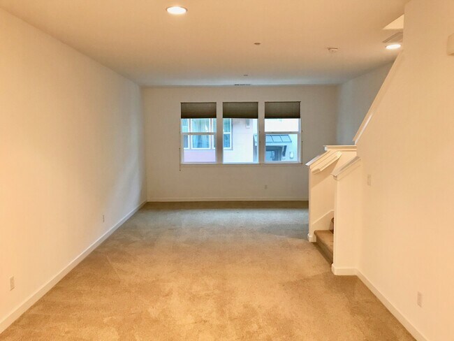 Building Photo - Meticulously Maintained 3 Bed 3 Bath Townh...