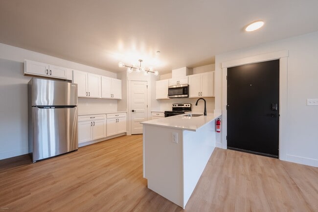 Building Photo - 2 bed 1 bath FIRST MONTH RENT FREE New Apa...