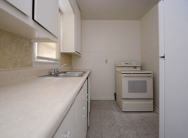 Building Photo - Two Bedroom House Available Now!!