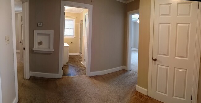 Vestíbulo, segundo baño y dormitorios de invitados. - 390 N Lanier St