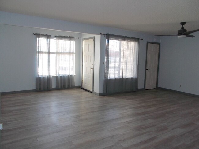 Foto del edificio - Two-story, 2-bedroom townhome ideally located in the heart of Boulder City