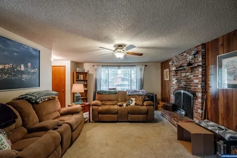 Building Photo - 286 SW River Dr