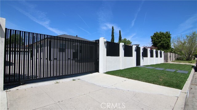 Building Photo - 8119 Shadyglade Ave