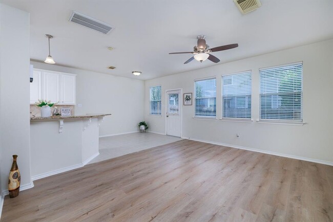 Foto del edificio - 127 N Camellia Grove Cir