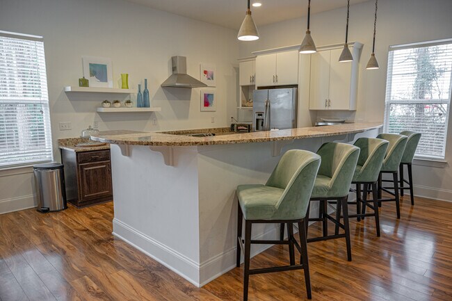 Disfruta de la cocina de la casa club en Hawthorne at Murrayville - Hawthorne at Murrayville
