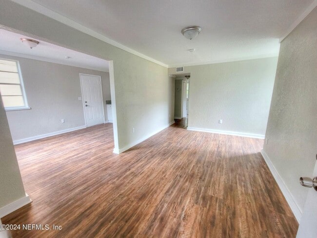 Building Photo - 1353 W 25th St