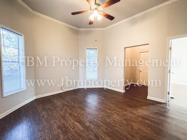 Building Photo - Beautiful 3 Bedroom, 2 Bathroom Home in En...