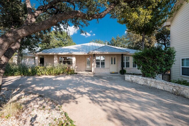 Foto del edificio - Charming Home Awaits: Spacious & Modern Li...