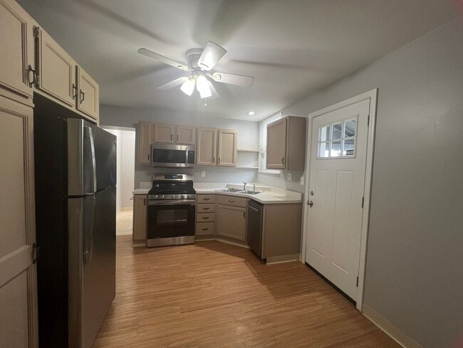 Building Photo - Beautiful 4 Bedroom/ 2 Bath- RENT SPECIAL:...