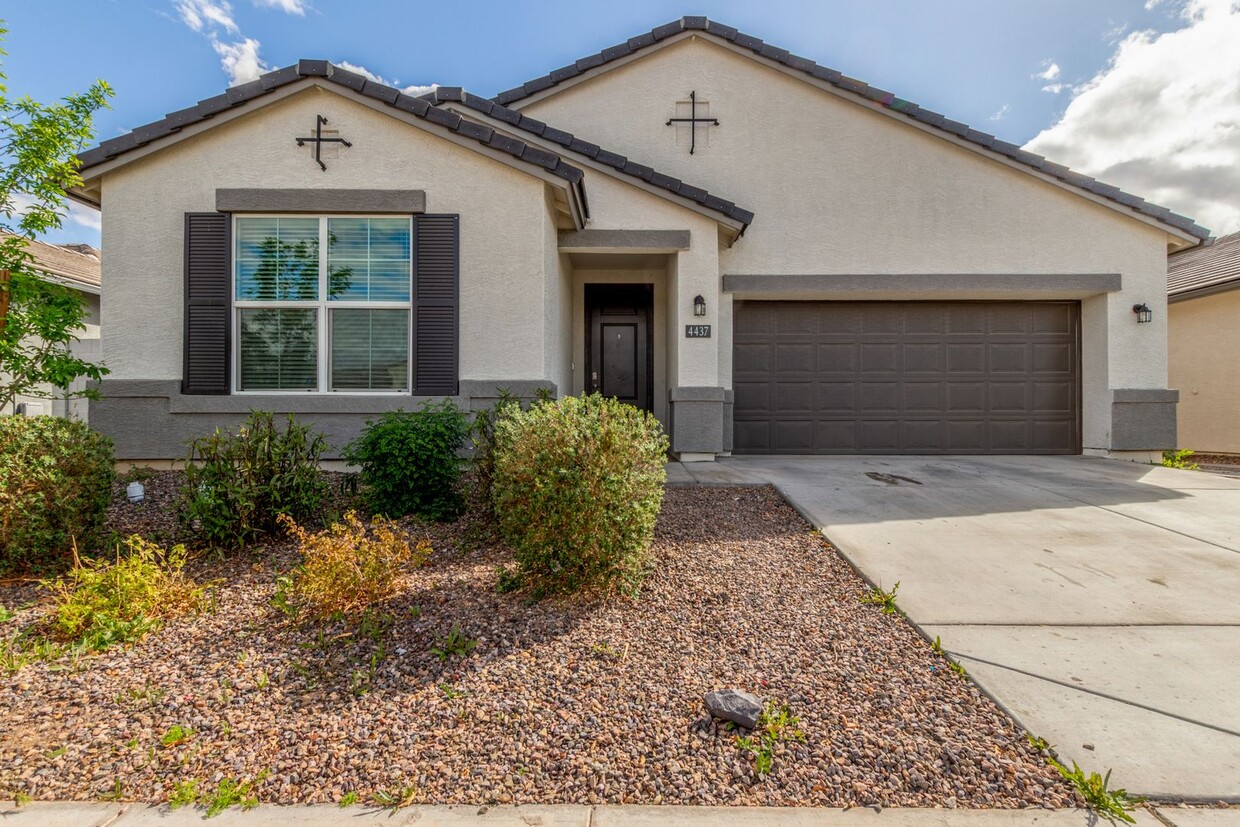 Foto principal - BEAUTIFUL 4 bed, 3 bath home in Laveen!!